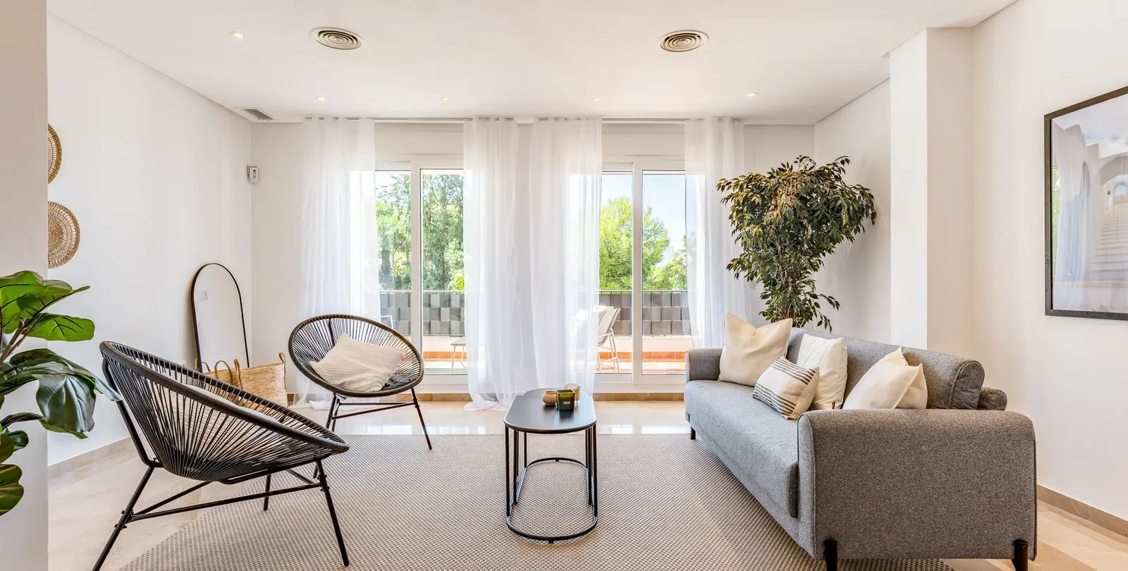 Sale of middle floor apartment in Torrequebrada 22