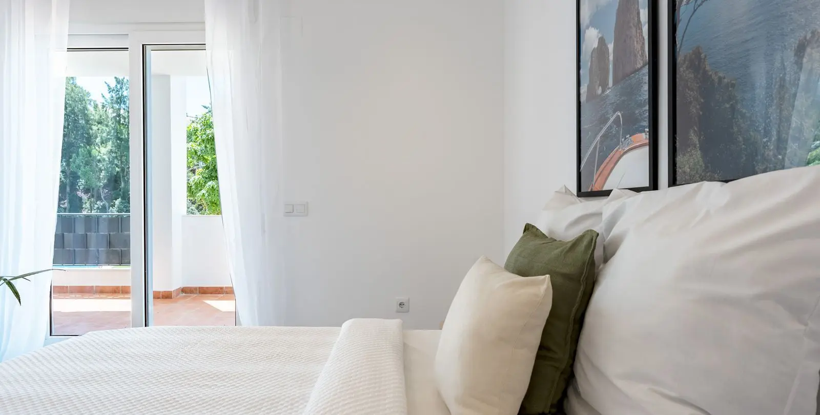 Sale of middle floor apartment in Torrequebrada 52