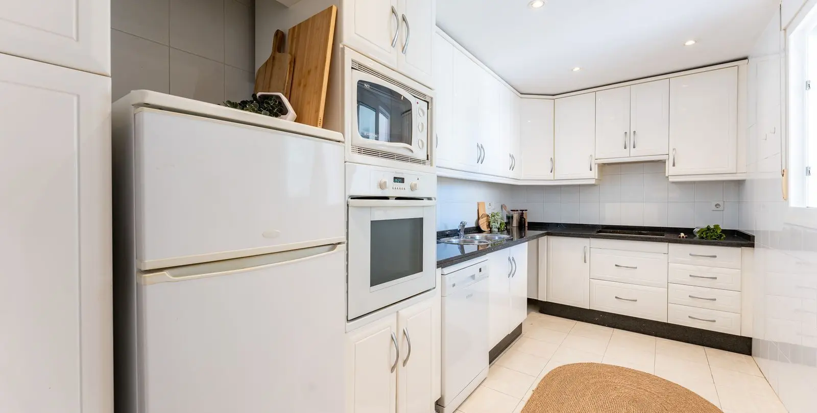 Sale of middle floor apartment in Torrequebrada 56
