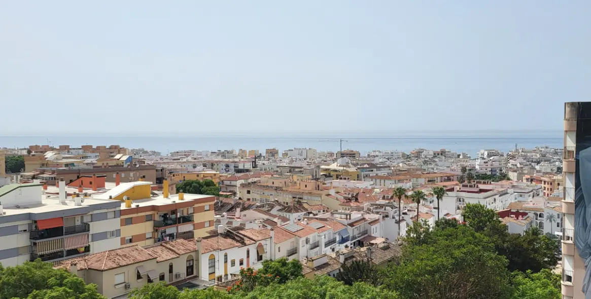 Sale of middle floor apartment in Estepona 1