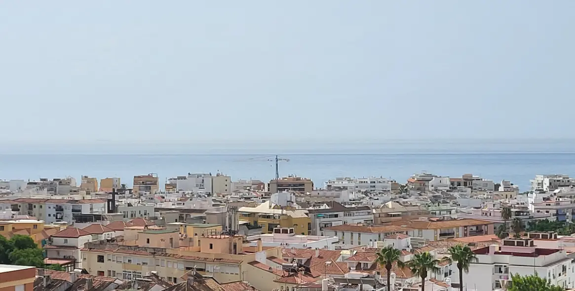 Sale of middle floor apartment in Estepona 2
