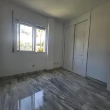Продажа апартаментов на среднем этаже в Marbella