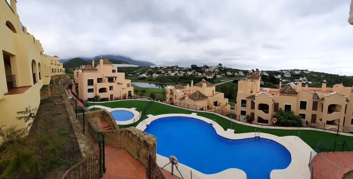 Продажа апартаментов на среднем этаже в Estepona 1