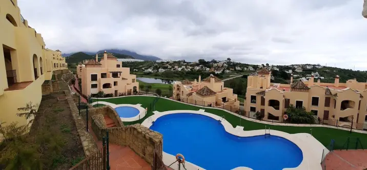 Продажа апартаментов на среднем этаже в Estepona 0