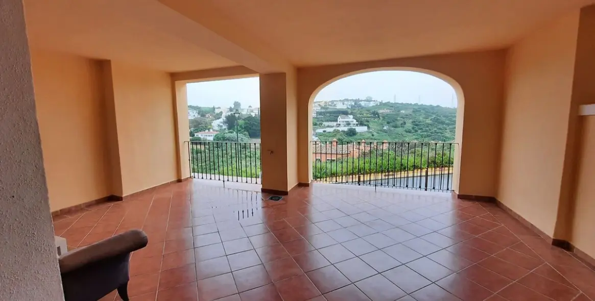 Продажа апартаментов на среднем этаже в Estepona 3
