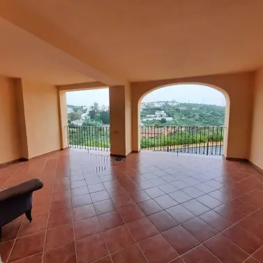 Продажа апартаментов на среднем этаже в Estepona