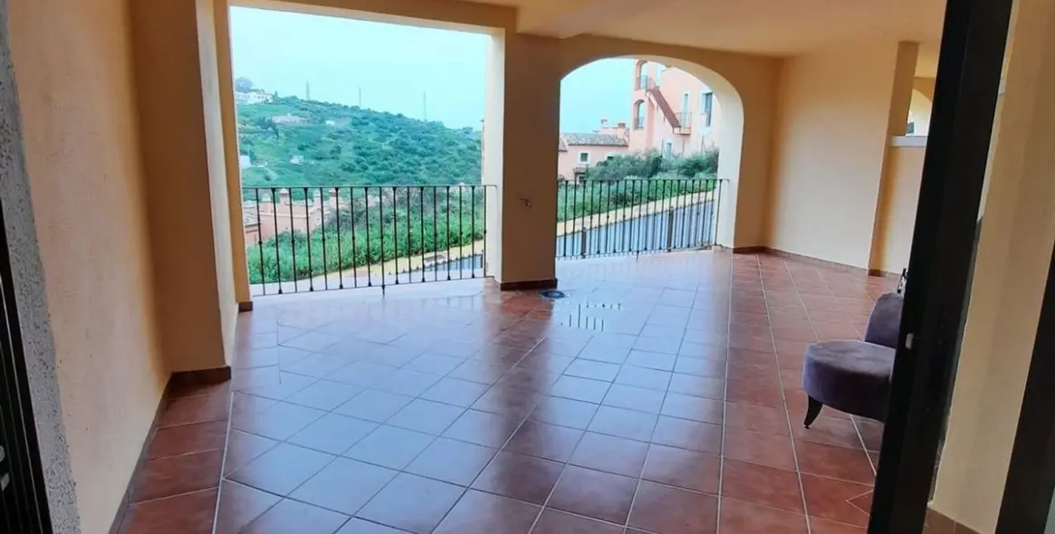 Продажа апартаментов на среднем этаже в Estepona 16