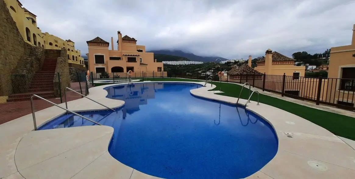 Продажа апартаментов на среднем этаже в Estepona 18