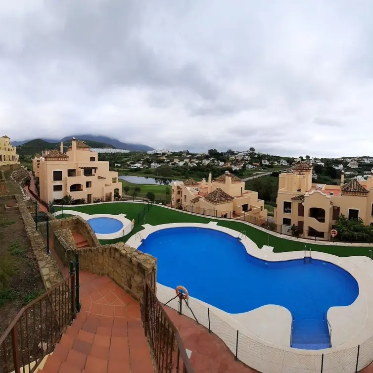 Sale of middle floor apartment in Estepona