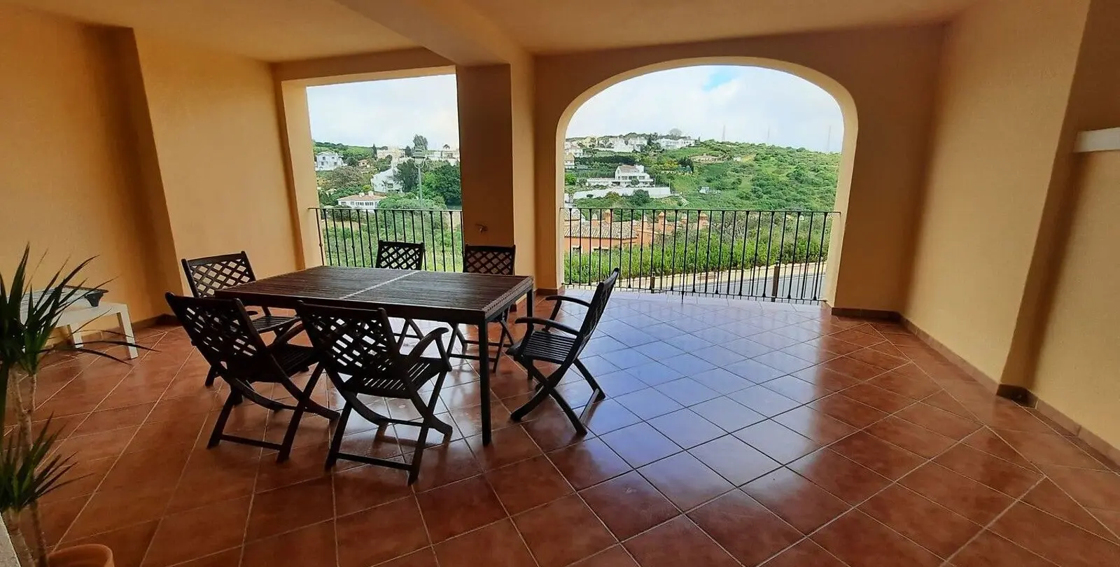 Venta de apartamento en planta media en Estepona 2