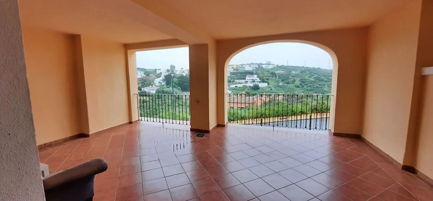 Sale of middle floor apartment in Estepona 2