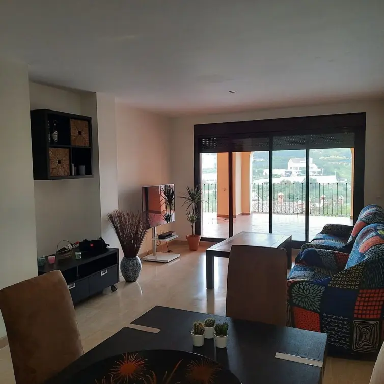 Sale of middle floor apartment in Estepona