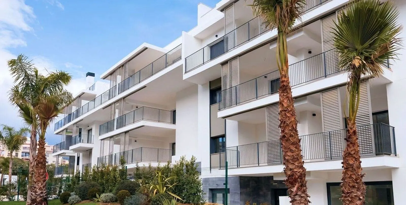 Sale of middle floor apartment in Estepona 2