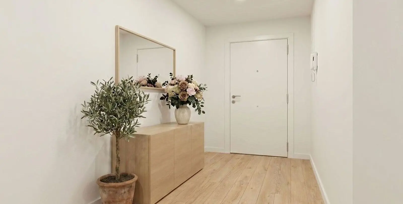Sale of middle floor apartment in Estepona 3