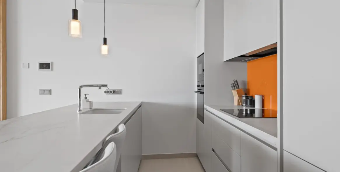 Sale of middle floor apartment in Higueron 19