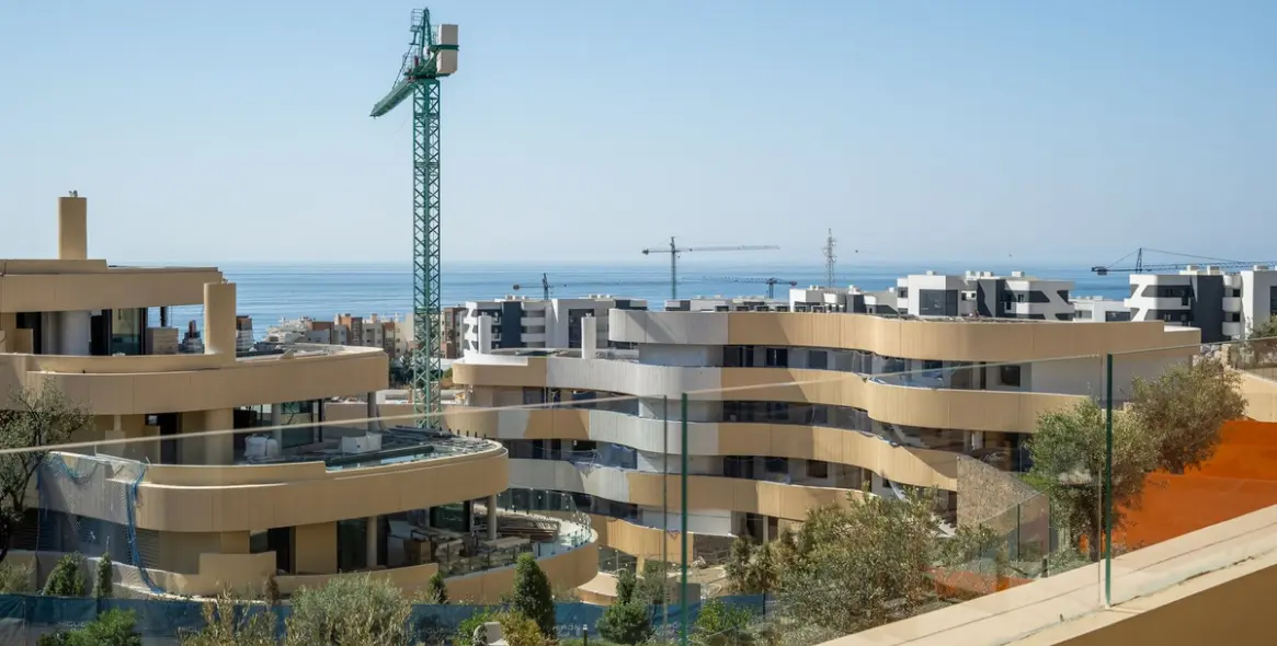 Sale of middle floor apartment in Higueron 28