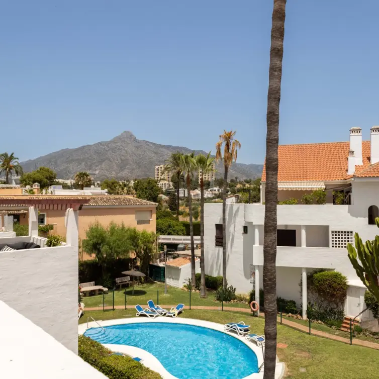 Продажа апартаментов на среднем этаже в Nueva Andalucía