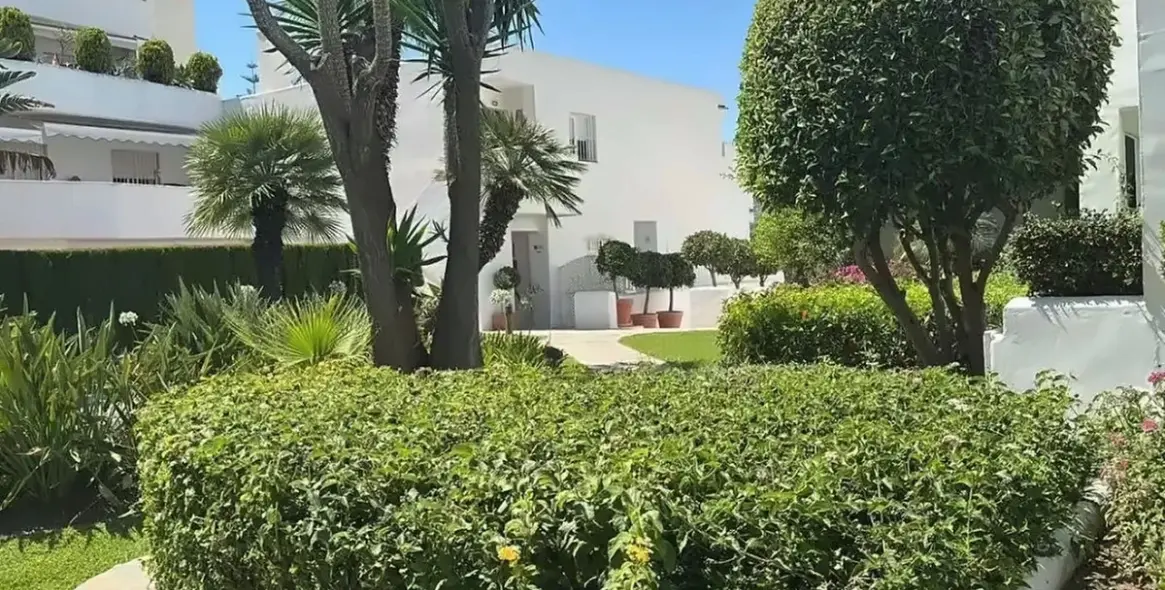 Sale of middle floor apartment in Nueva Andalucía 3
