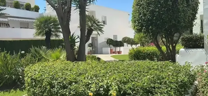 Sale of middle floor apartment in Nueva Andalucía 2