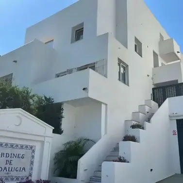 Sale of middle floor apartment in Nueva Andalucía
