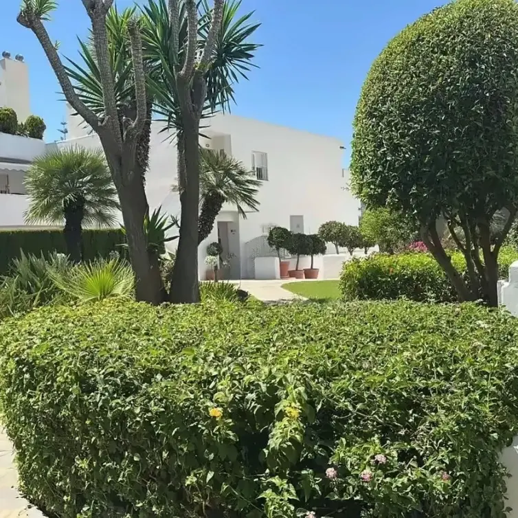 Sale of middle floor apartment in Nueva Andalucía