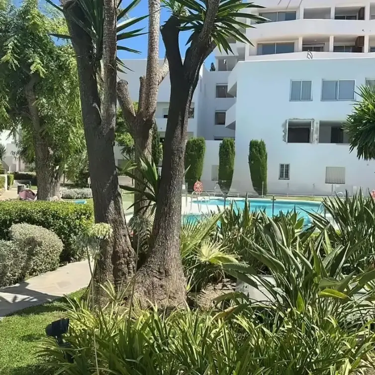 Sale of middle floor apartment in Nueva Andalucía