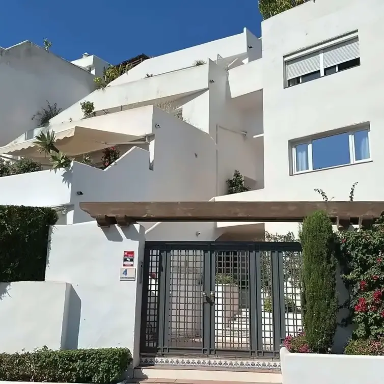 Sale of middle floor apartment in Nueva Andalucía
