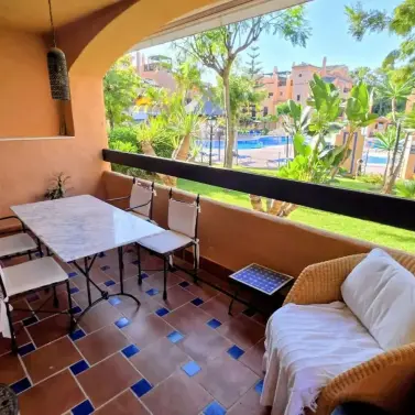 Sale of middle floor apartment in Estepona