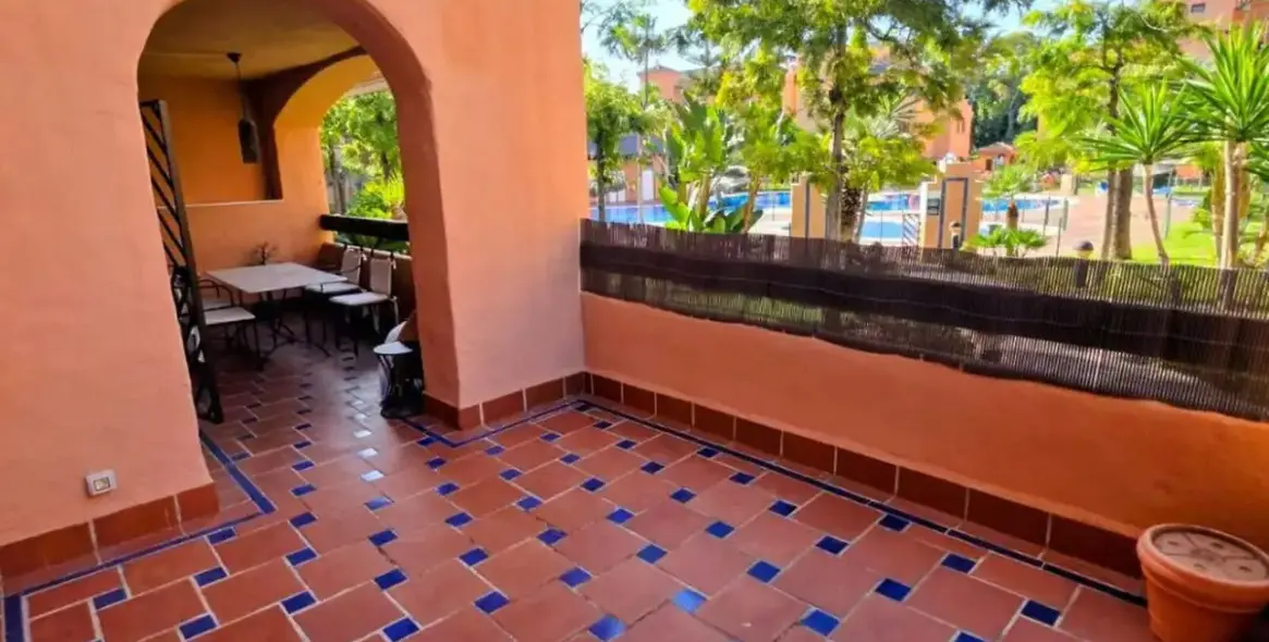 Sale of middle floor apartment in Estepona 2