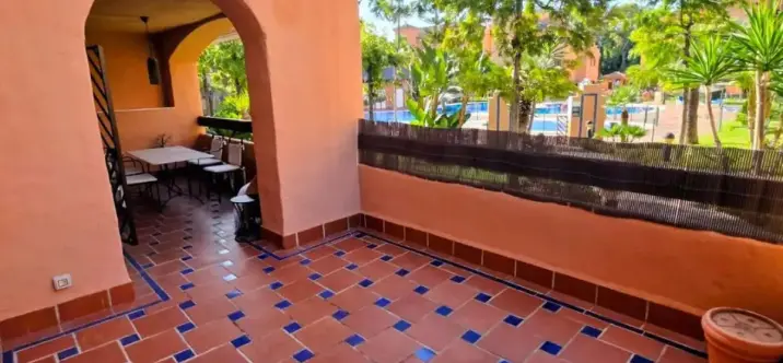 Sale of middle floor apartment in Estepona 1