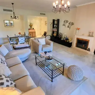Sale of middle floor apartment in Estepona