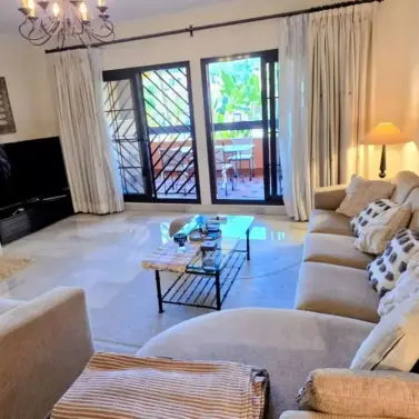 Sale of middle floor apartment in Estepona