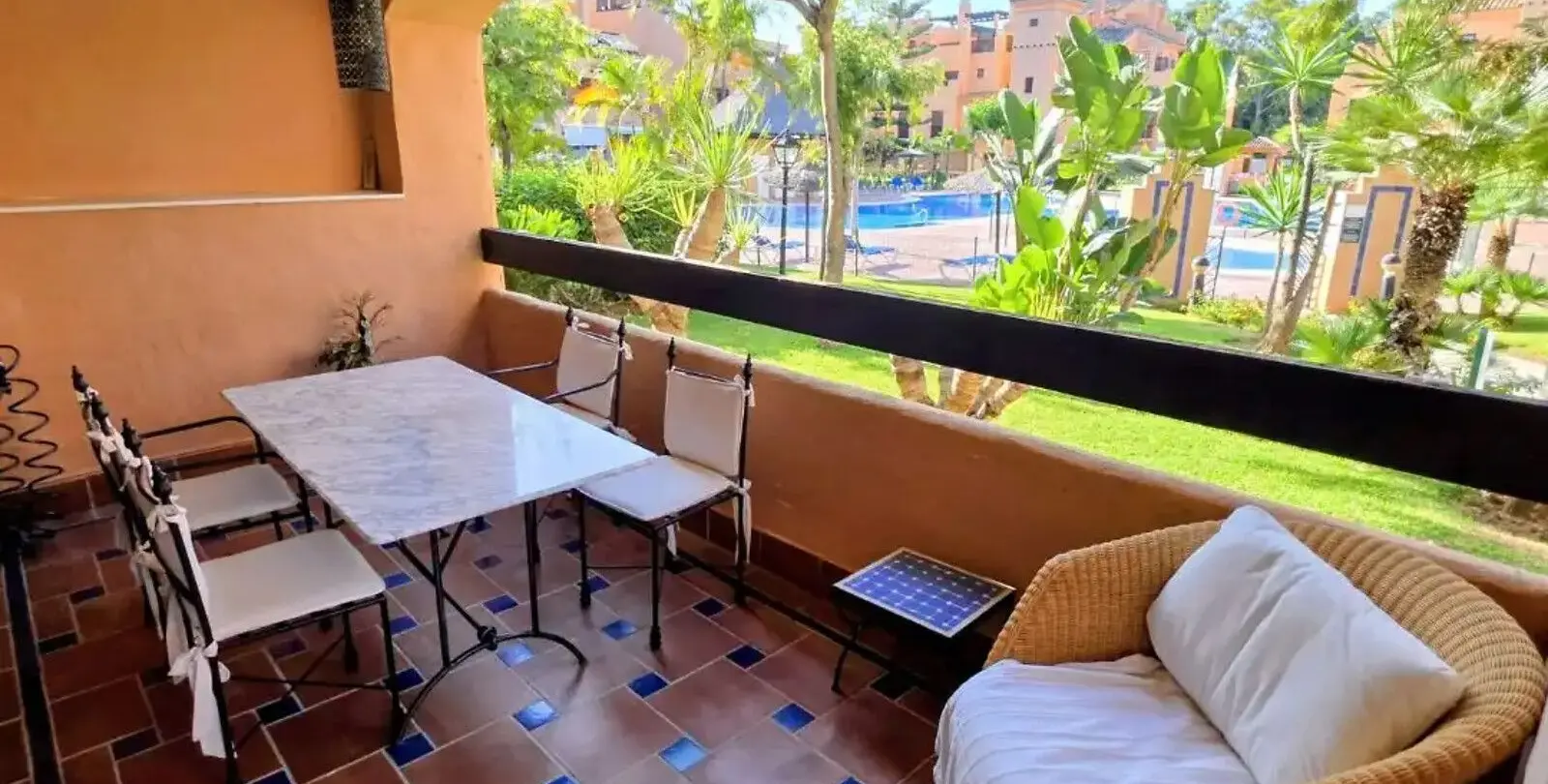Sale of middle floor apartment in Estepona 1