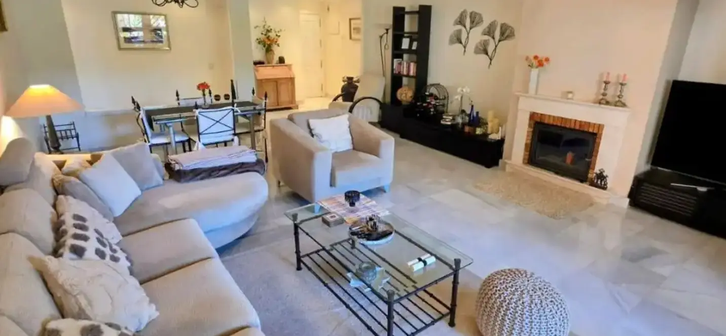 Sale of middle floor apartment in Estepona 2