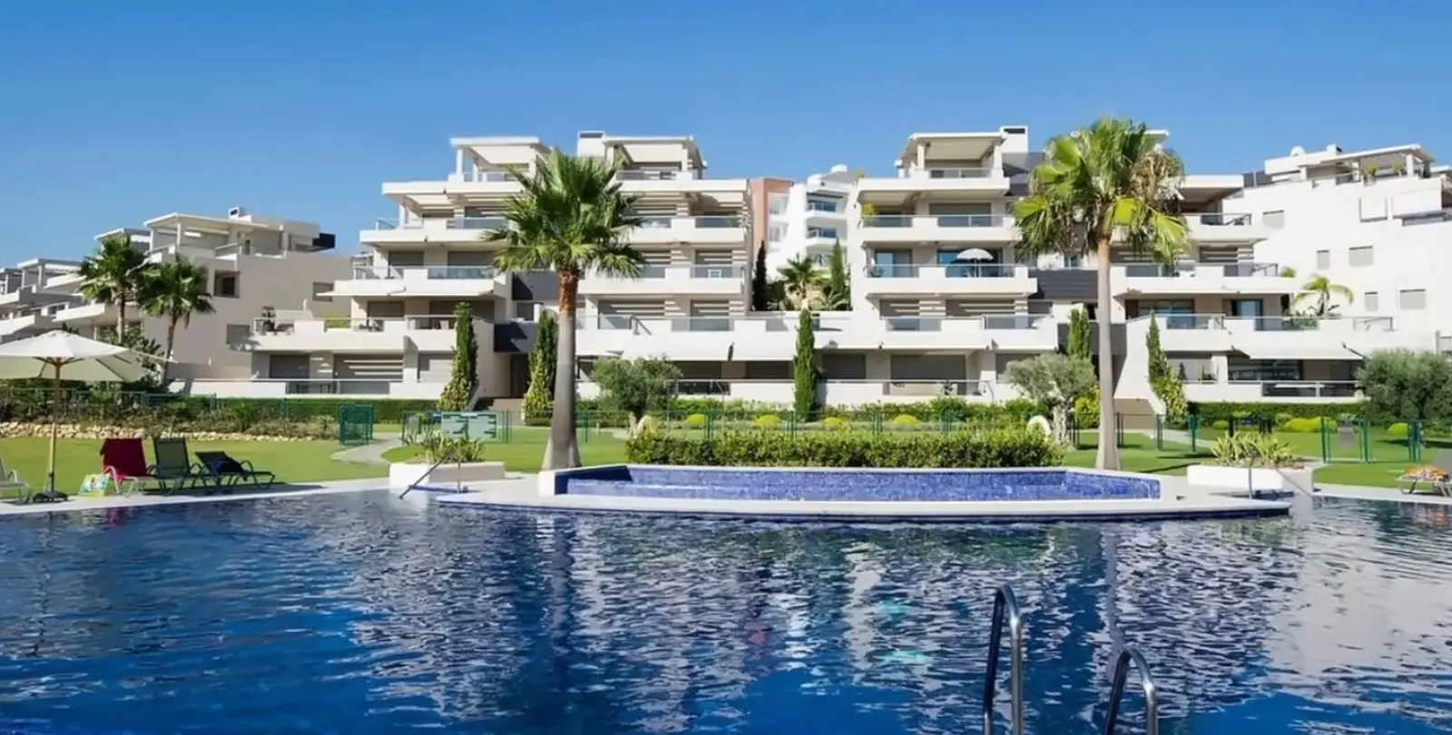 Sale of middle floor apartment in Benahavís 1
