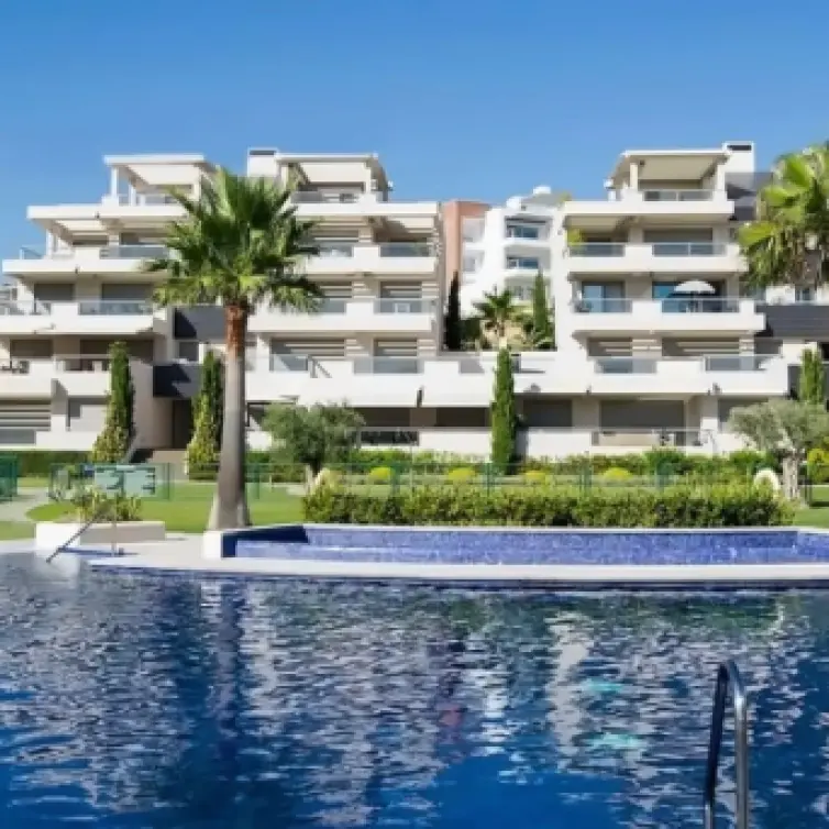 Sale of middle floor apartment in Benahavís