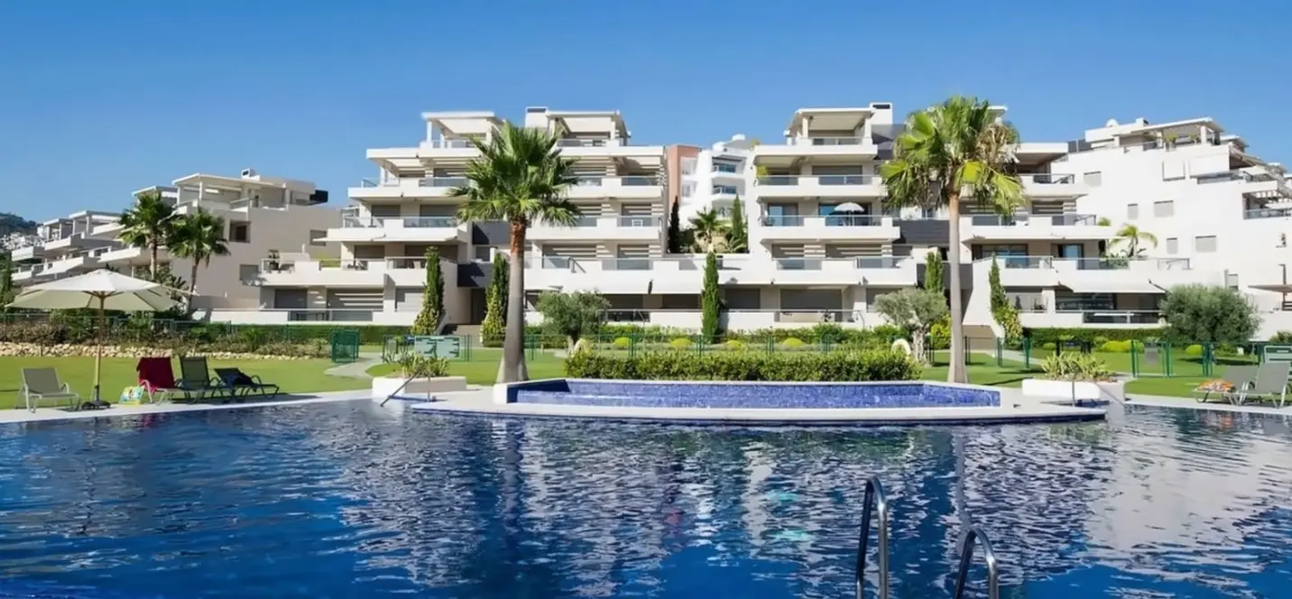 Sale of middle floor apartment in Benahavís 0