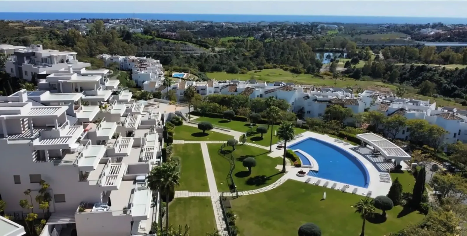 Sale of middle floor apartment in Benahavís 2