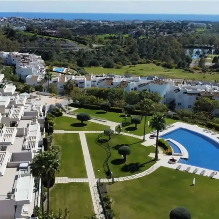 Sale of middle floor apartment in Benahavís
