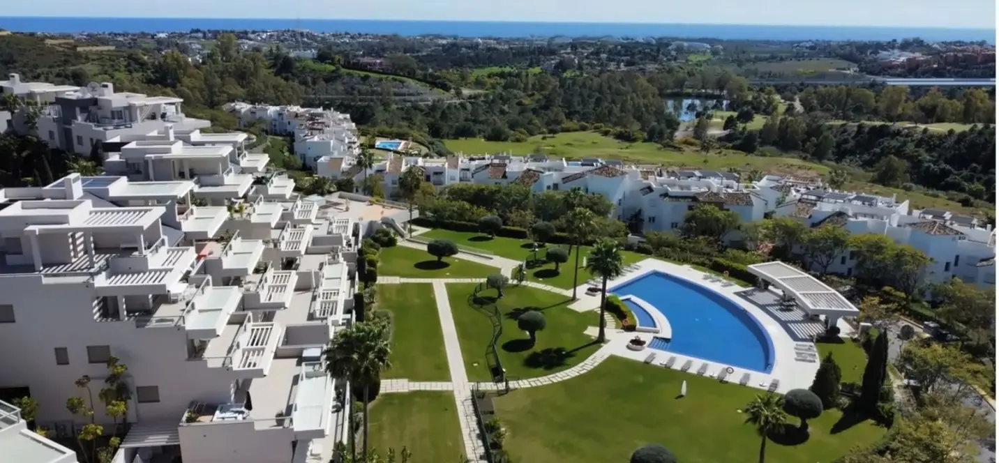Sale of middle floor apartment in Benahavís 1