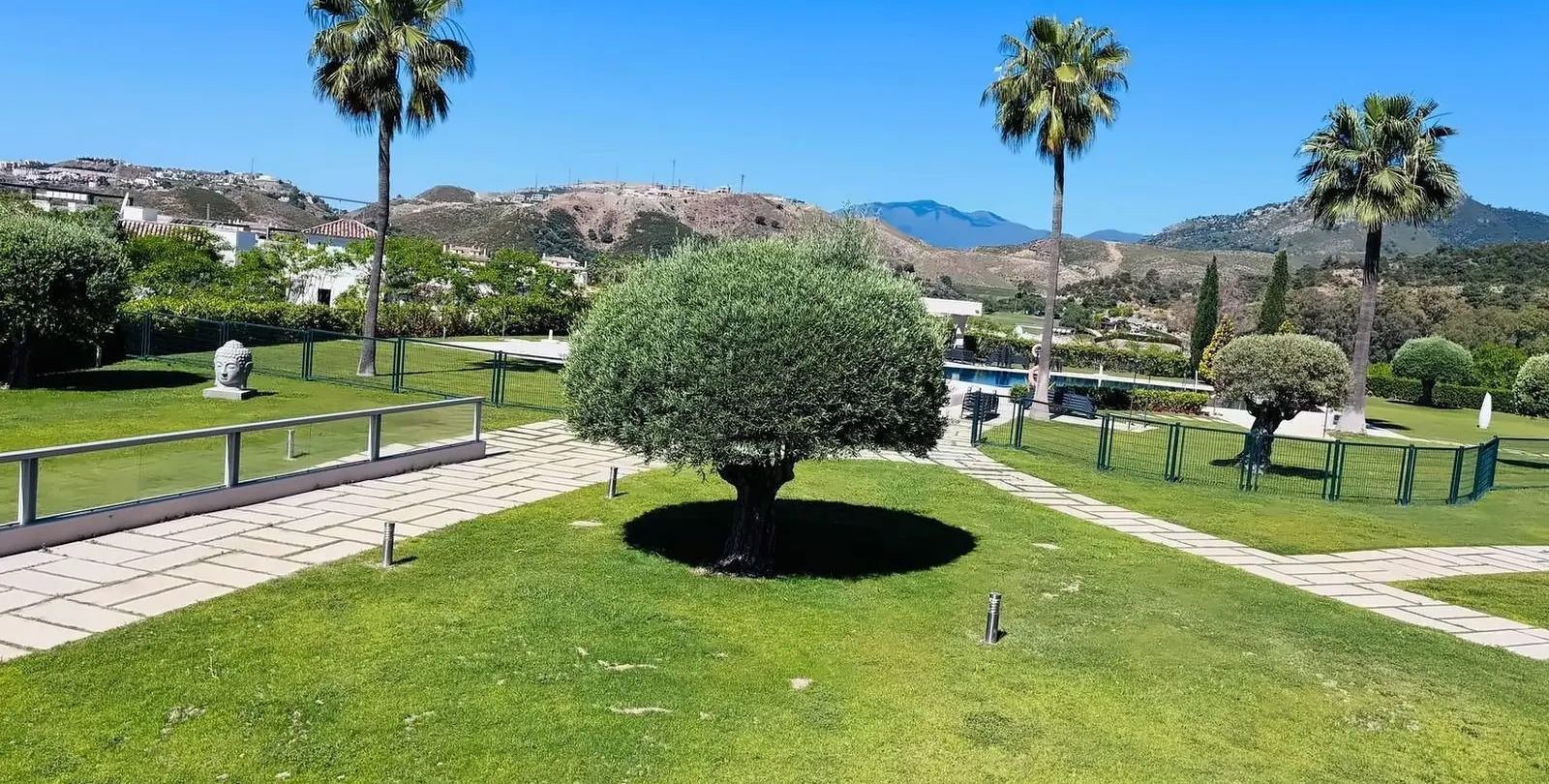 Sale of middle floor apartment in Benahavís 3