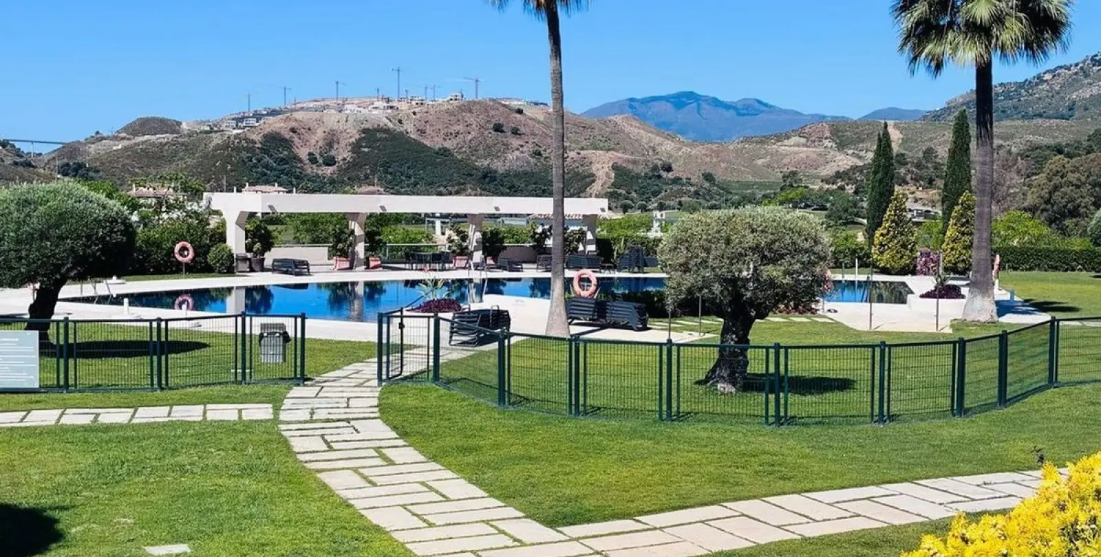Sale of middle floor apartment in Benahavís 4