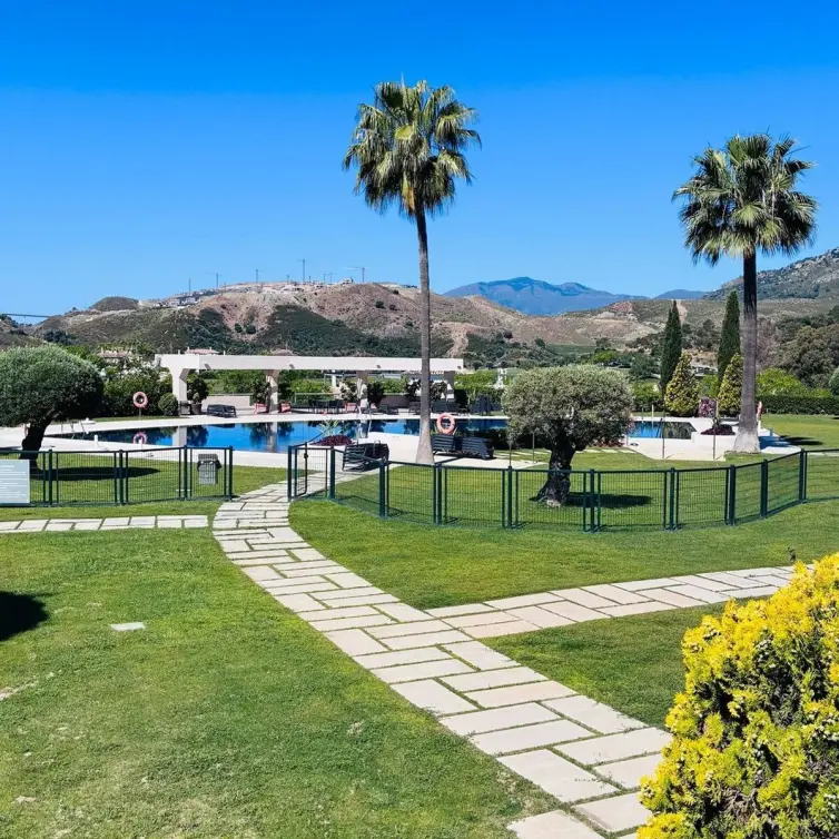 Sale of middle floor apartment in Benahavís