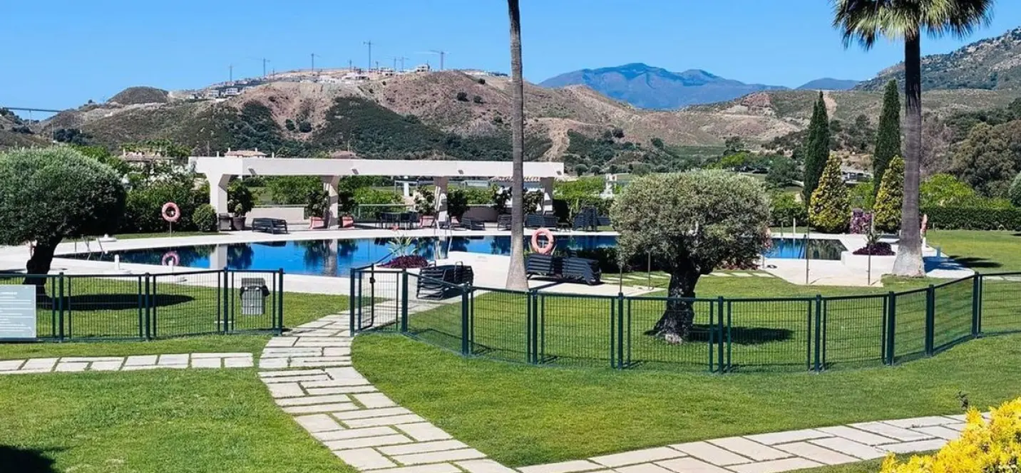 Sale of middle floor apartment in Benahavís 3