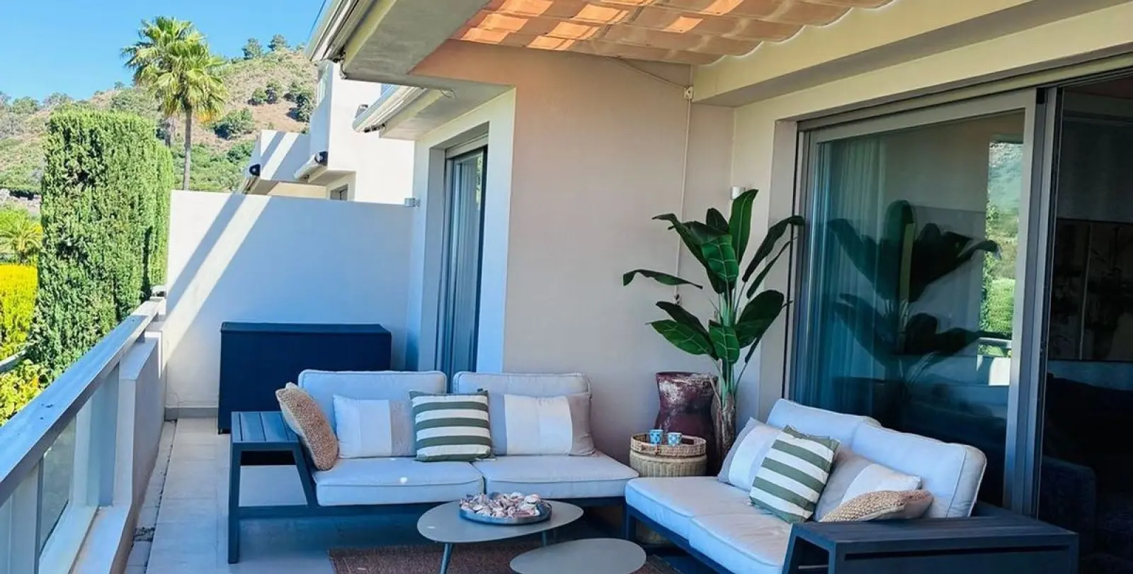 Sale of middle floor apartment in Benahavís 5