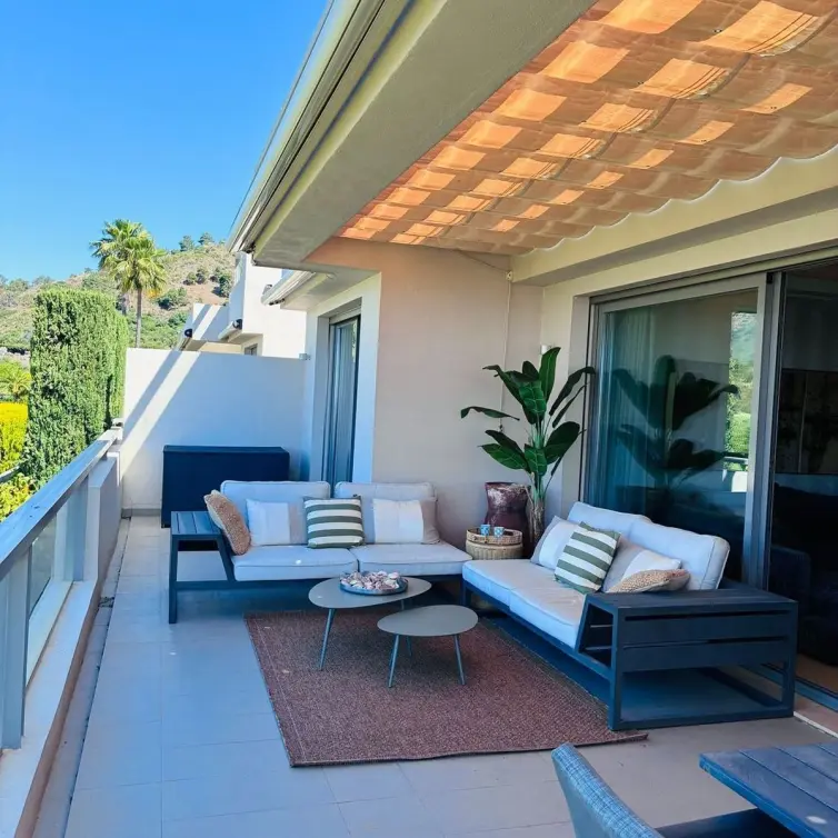 Sale of middle floor apartment in Benahavís
