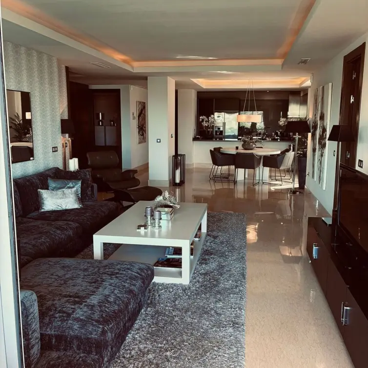 Sale of middle floor apartment in Benahavís