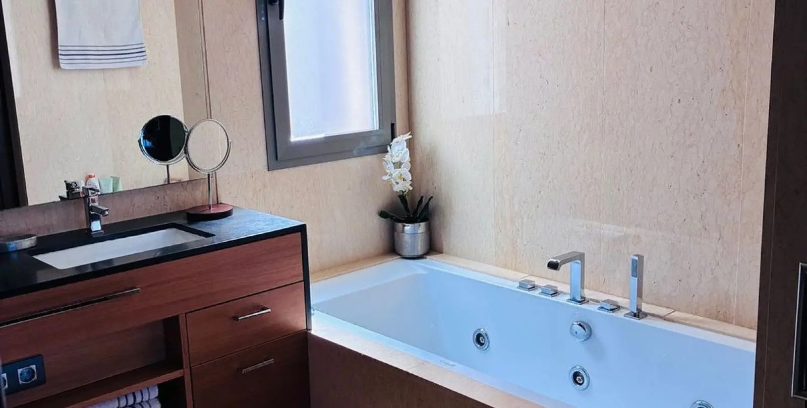 Sale of middle floor apartment in Benahavís 11
