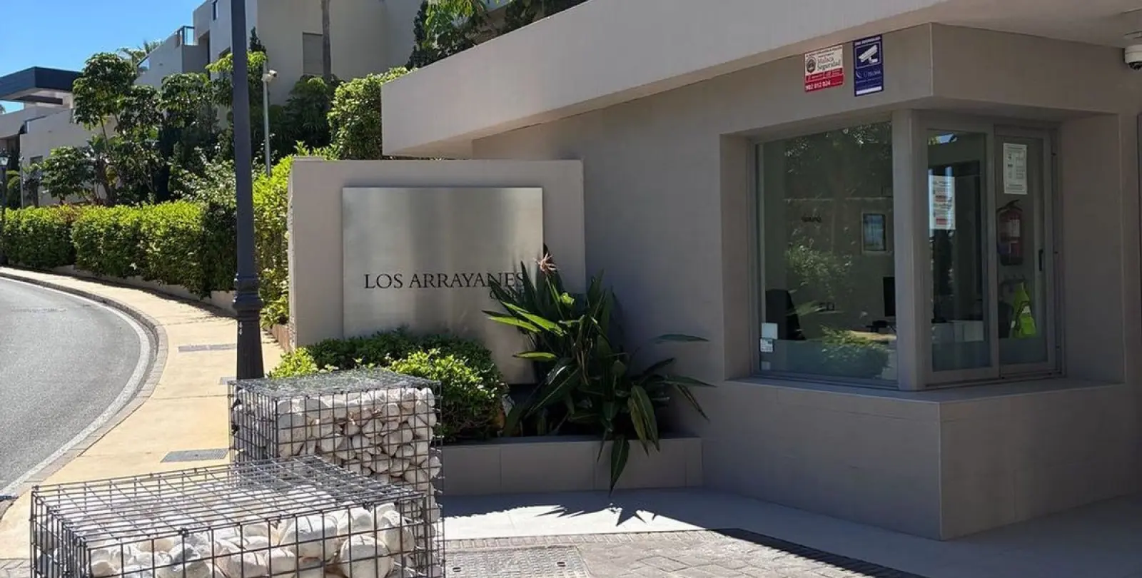 Sale of middle floor apartment in Benahavís 16