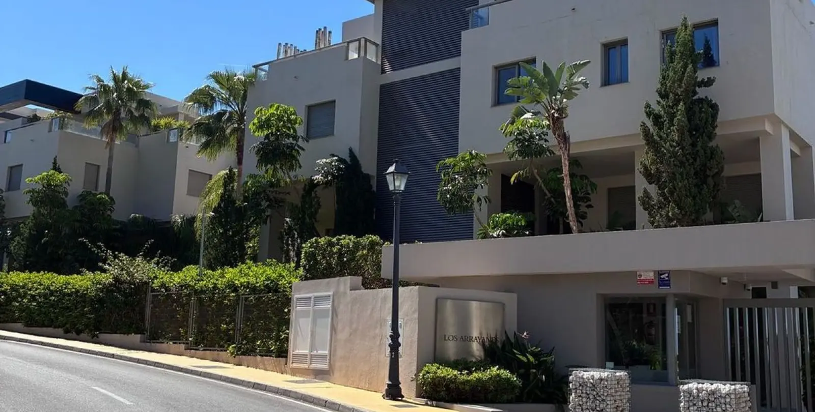 Sale of middle floor apartment in Benahavís 17
